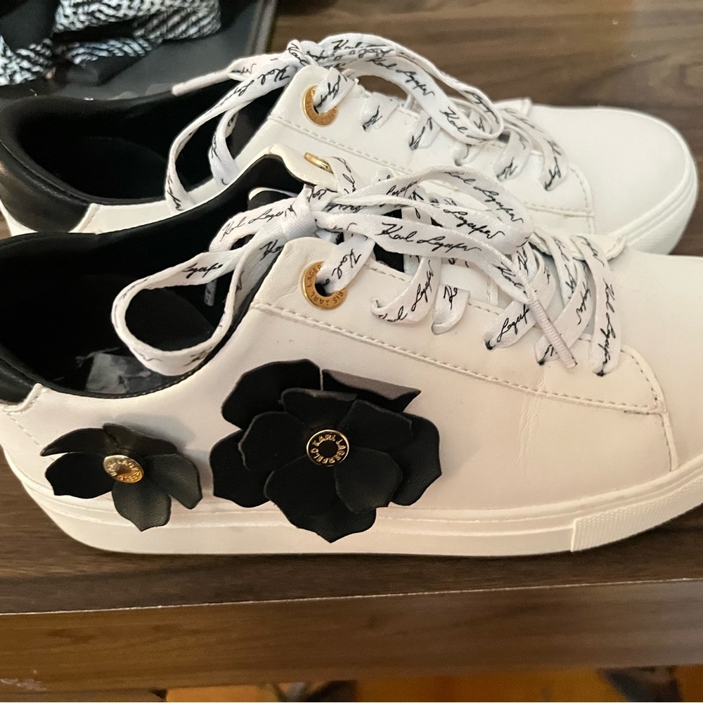 Tennis shoes